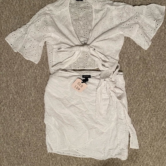 Boohoo Eyelet Knot Front Crop & Skirt Set - Picture 2 of 2